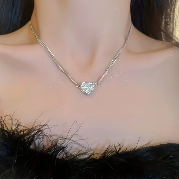 Elegant Silver Heart Pendant Necklace - Picture 3 of 4